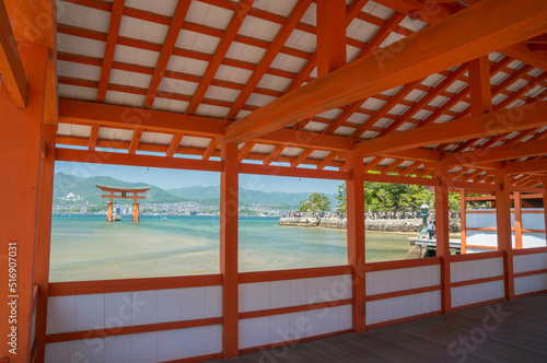 広島 厳島神社から眺める大鳥居と青い海