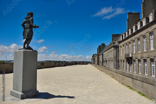 Statue de René Duguay-Troin sur les remparts de Saint-Malo (Ille-et-Vilaine)