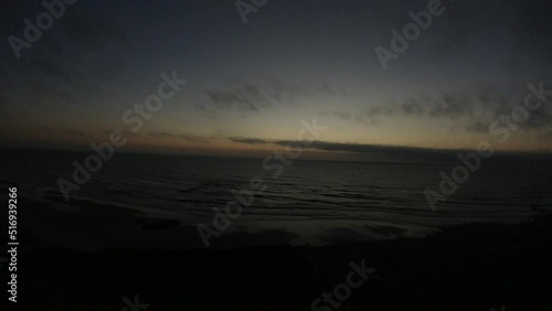 sol cayendo sobre el horizonte transformando el atardecer