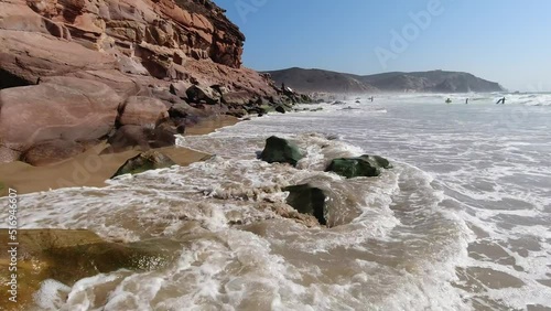 rocas sobre la costa del mar, olas rompiendo en la costa