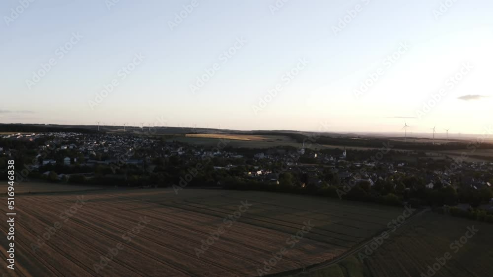 Schöne Felder in natürlicher Umgebung mit Wolken und Abendsonne. Schöne Felder in natürlicher Umgebung mit Wolken und Abendsonne.