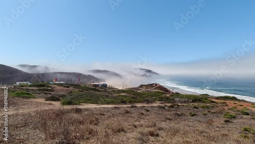 nubes sobre las montañas de la costa del mar en portugal