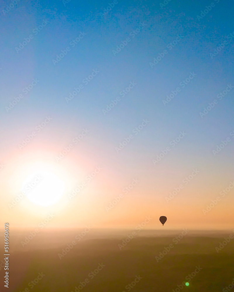 Fototapeta premium Z głową w chmurach (ang. In the sky)
