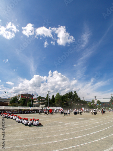 秋晴れの運動会遠景