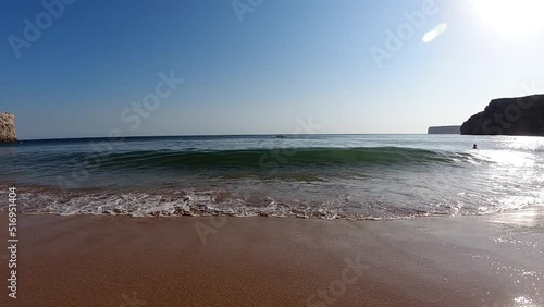 olas rompiendo en la arena