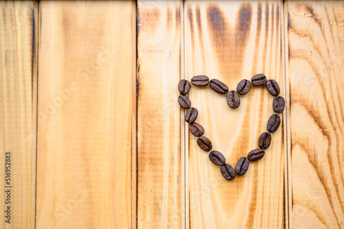 Serce z ziaren kawy na deskach. Kawa ziarnista. Zakochany w kawie. Miłośnicy kawy. Kocham kawę.
