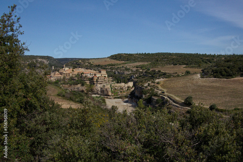 Vue générale de Minerve, joli village occitan photo