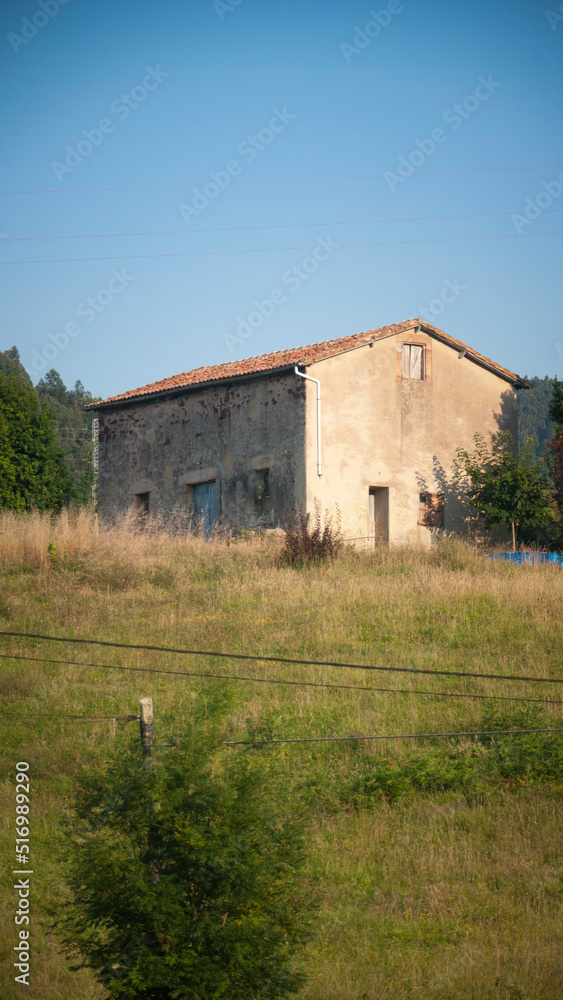 Casa rural en lo alto de una colina Casa rural en lo alto de una colina