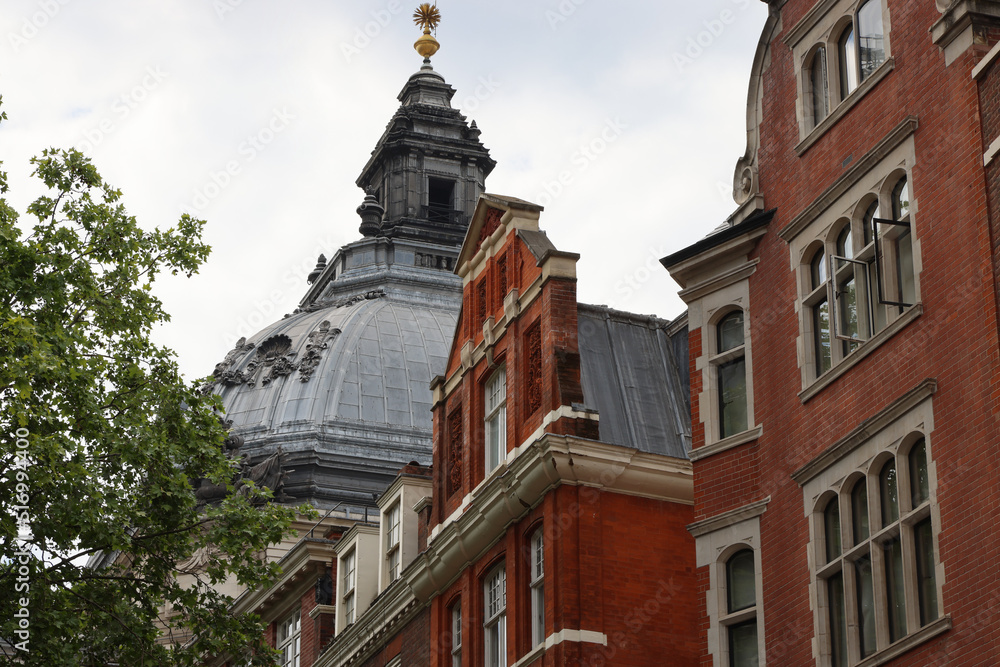 Obraz premium Old building in a London neighborhood