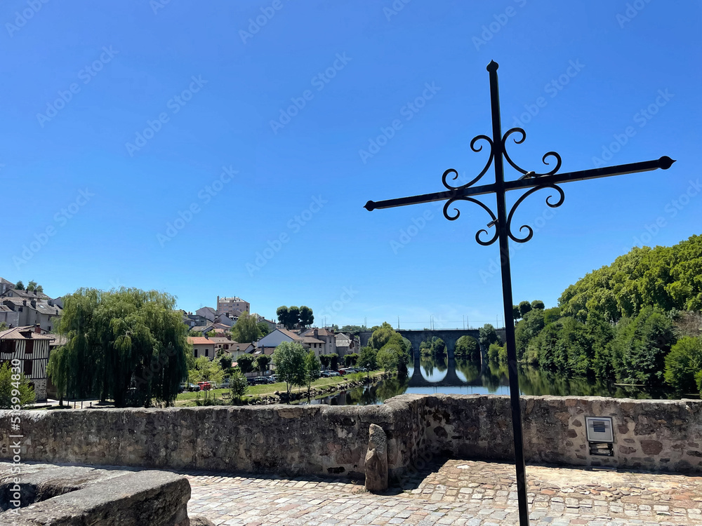 Croix en fer forgé sur le pont