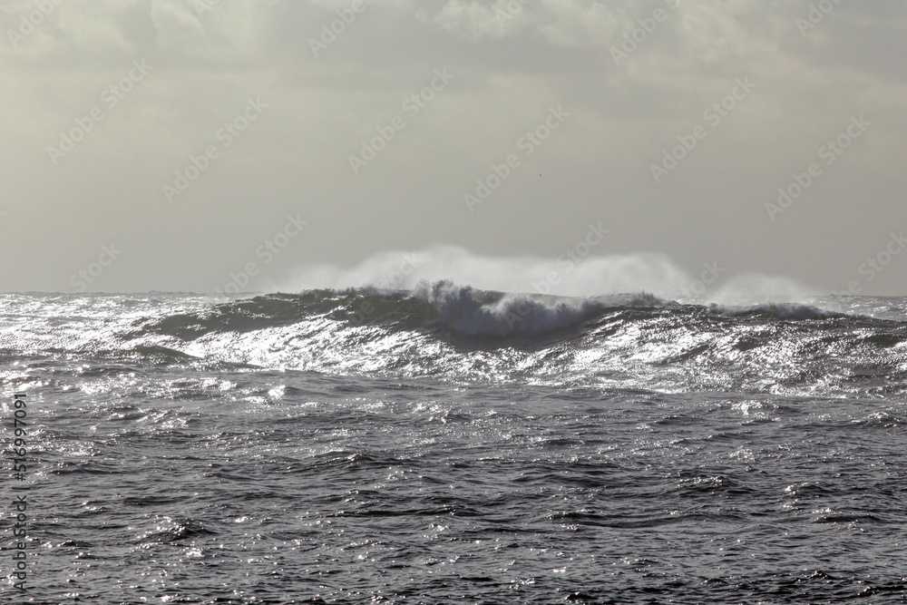 Obraz premium Breaking wave with spray