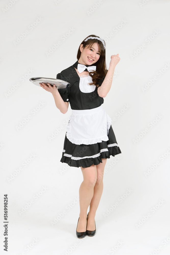 ガッツポーズするメイド