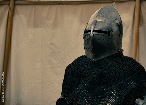 Murais de parede dramatic medieval plate armor scene with helmet