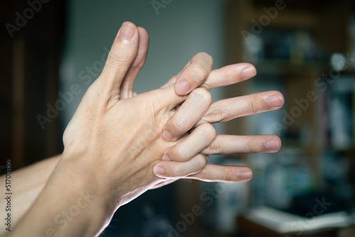 Billede på lærred A man doing a knuckle cracking