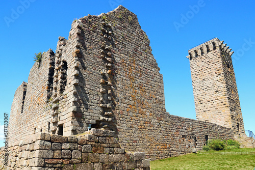 Vestiges de fortifications et de la tour médiévale à La Garde Guérin.