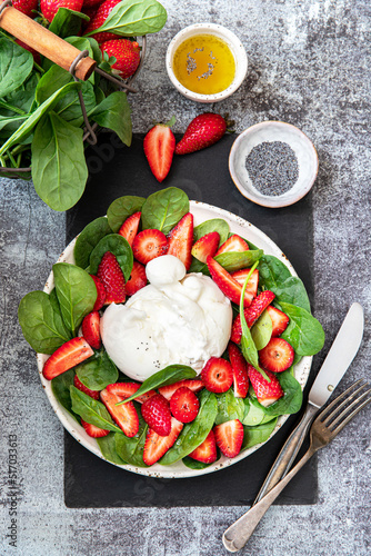 Salad with strawberries, spinach and burrata cheese
