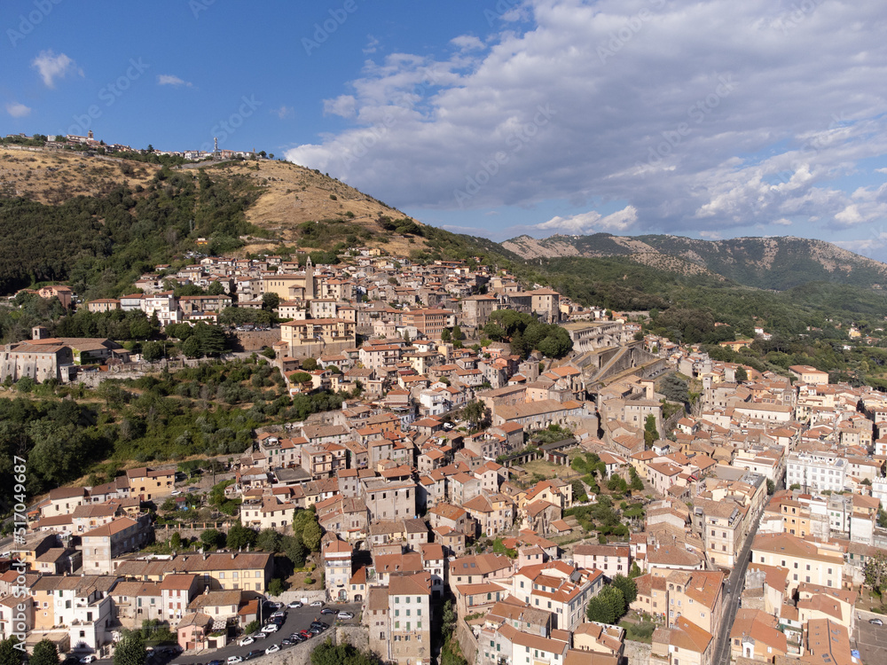 Obraz premium aerial view of the historic city of Palestrina located on the side of a mountain, not far from Rome