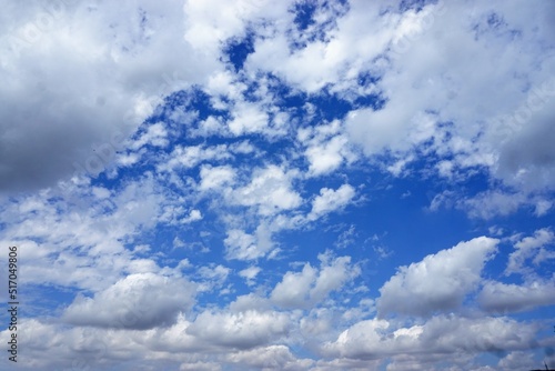 Wolkengebilde am blauen Himmel bei Sonne am Mittag im Sommer