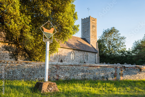 Foto Dunwich village sign in front of the church