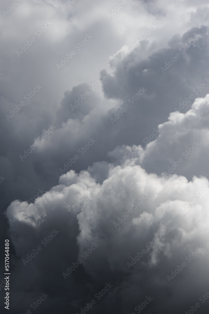 Obraz premium Natural backdrop with dark storm clouds on sky 