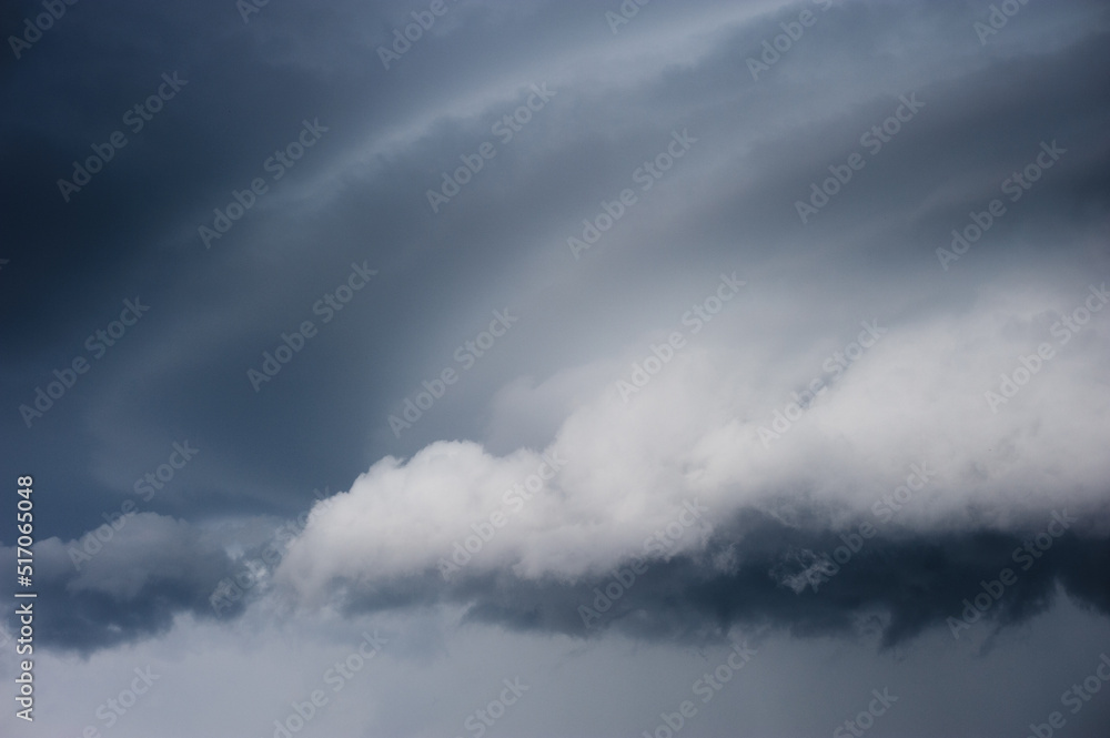 Obraz premium Dramatic sky with grey clouds, natural backdrop 