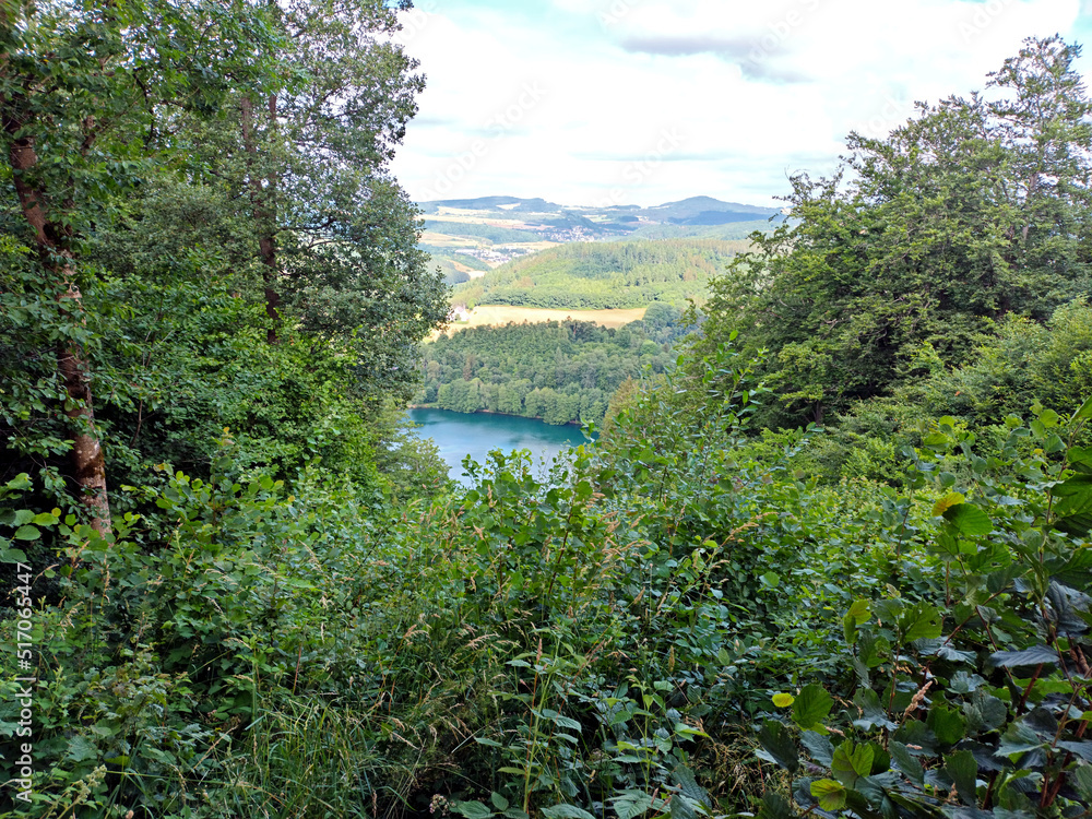 Blick vom Mäuseberg bei Daun in der Eifel auf das Gemündener Maar, Rheinland-Pfalz.