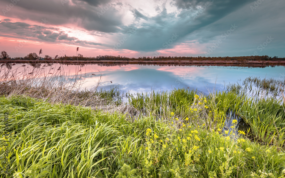 Obraz premium Wetland landscape Giethoorn at sunset