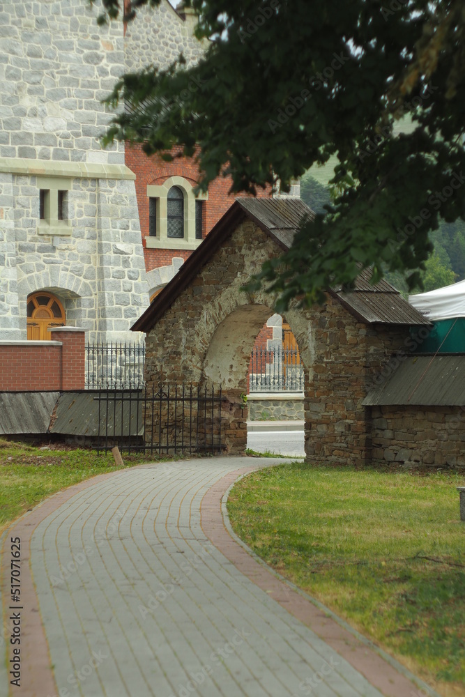 Stara ceglana brama przy kościele w Polsce