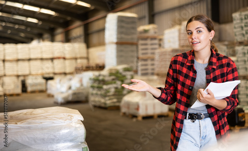 Εκτύπωση καμβά Young woman standing and checking availability order list during choosing items