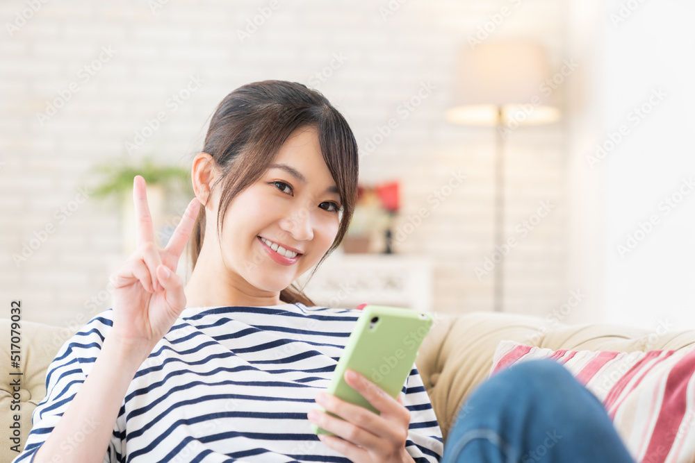 スマホを見る女性