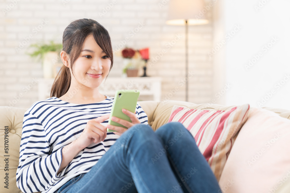 スマホを見る女性 スマホを見る女性
