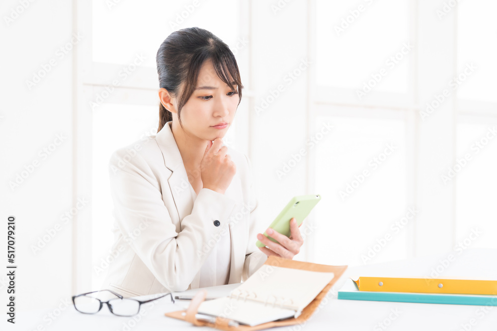 スマートフォンを見る女性 ビジネス 考える スマートフォンを見る女性 ビジネス 考える