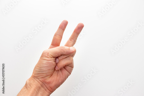 左手の二本の指を立てる © 木村　亨