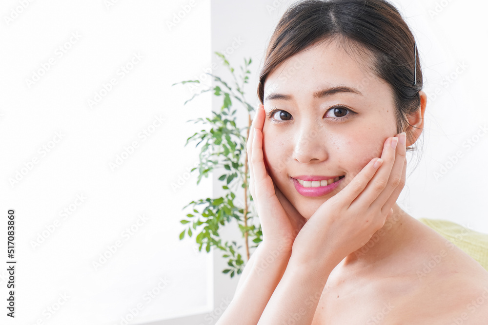 部屋でスキンケアをする若い女性 部屋でスキンケアをする若い女性
