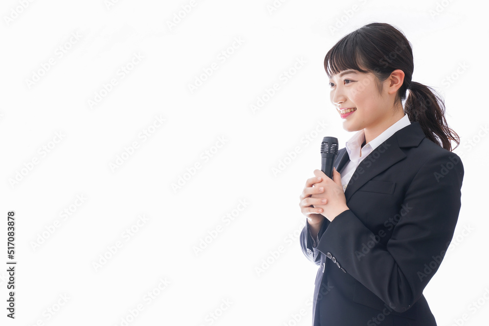 司会をする若いビジネスウーマン