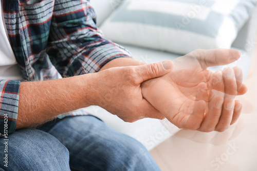 Φωτογραφία Mature man with Parkinson syndrome at home, closeup