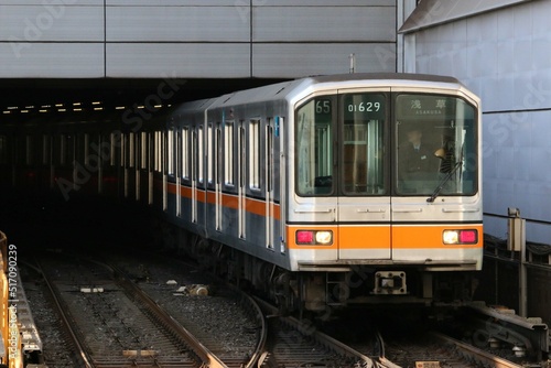 渋谷駅に入線する01系