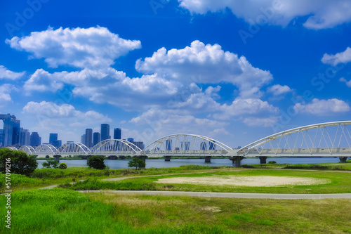 橋と都市風景 大阪 日本 © beeboys