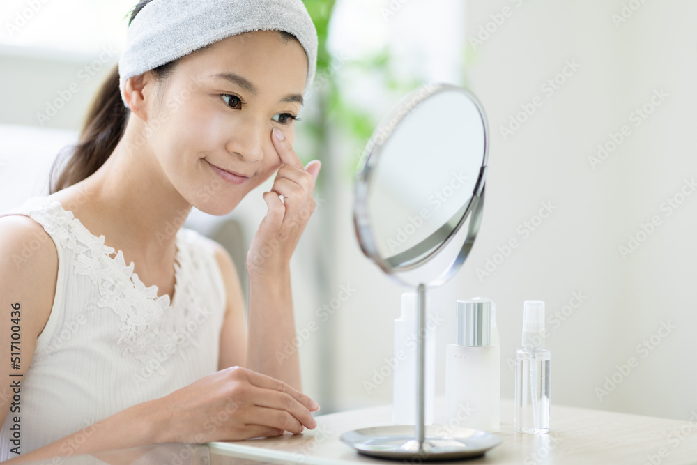 スキンケアをする女性 スキンケアをする女性