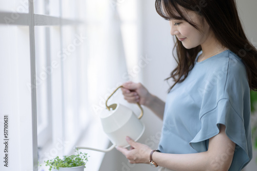 植物に水やりをする女性