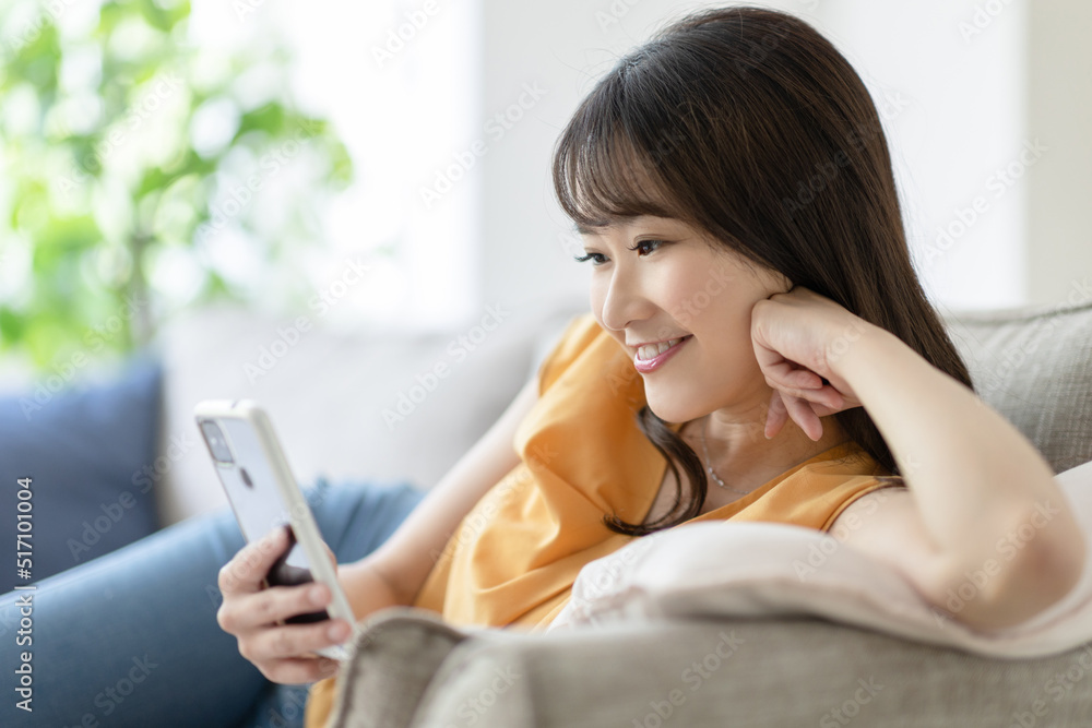 スマホを見る女性 スマホを見る女性