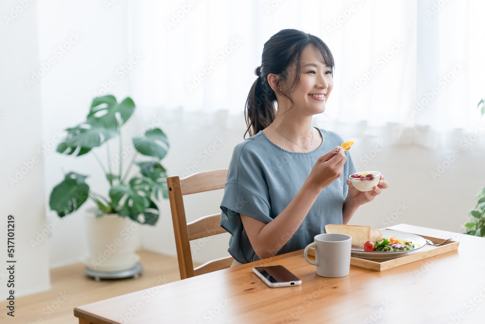 朝食を食べる女性