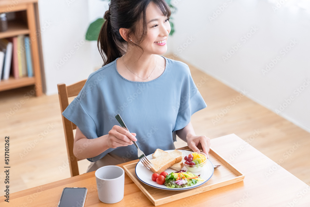 朝食を食べる女性 朝食を食べる女性