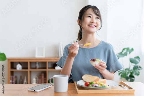朝食を食べる女性