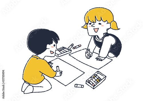 お絵描きをする男の子と女の子　伸び伸びと過ごすこども達のセット
