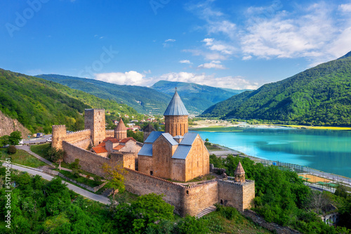 Foto Aerial view of Ananuri Fortress Complex in Georgia.