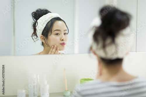 若い女性 洗顔