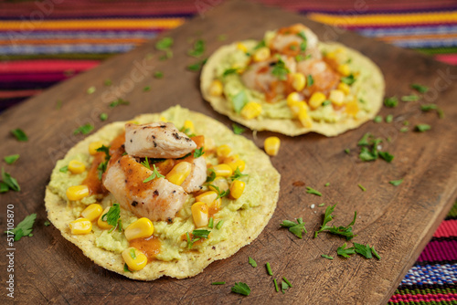 TOSTADA POLLO GUACAMOL