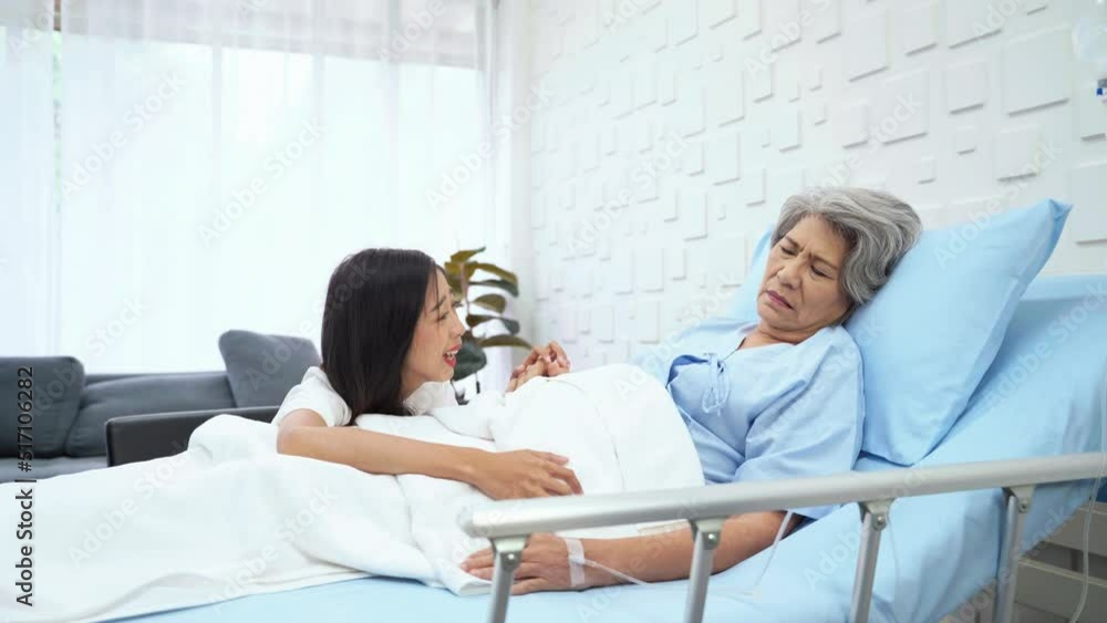 Elderly female patient lies unconscious in bed in the patient's room. Her daughter cried out in sorrow. When the mother's condition worsens. Elderly female patient lies unconscious in bed in the patient's room. Her daughter cried out in sorrow. When the mother's condition worsens.