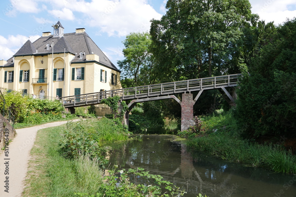 Wasserburg Linn mit Brücke